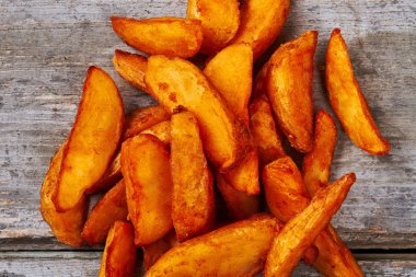 Patates dilimleri yığını.