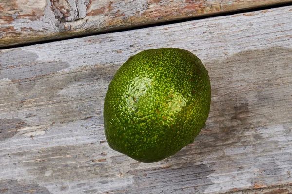 Avocado op houten achtergrond. — Stockfoto