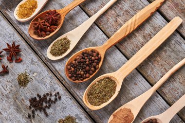 Eski ahşap masa üzerinde Hint baharat seçimi. 