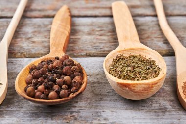 Biber ve kekik bir güzel tahta kaşıklar vintage kurullarında içinde.