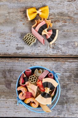 Mavi bir kova güzel çok renkli makarna.