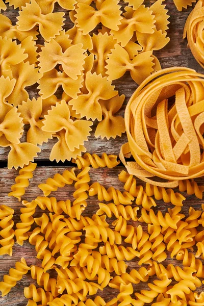 Makkaroni und Spaghetti auf den alten Brettern. — Stockfoto