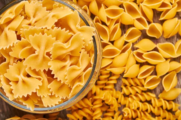 Pasta in verschiedenen Formen und Typen. — Stockfoto