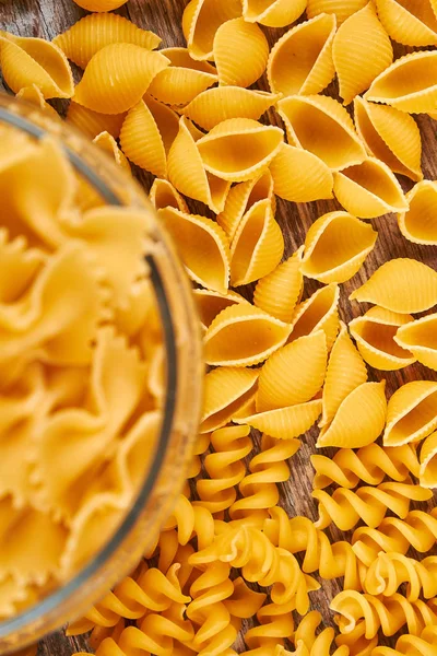 Trockene Pasta in verschiedenen Formen und Typen. — Stockfoto