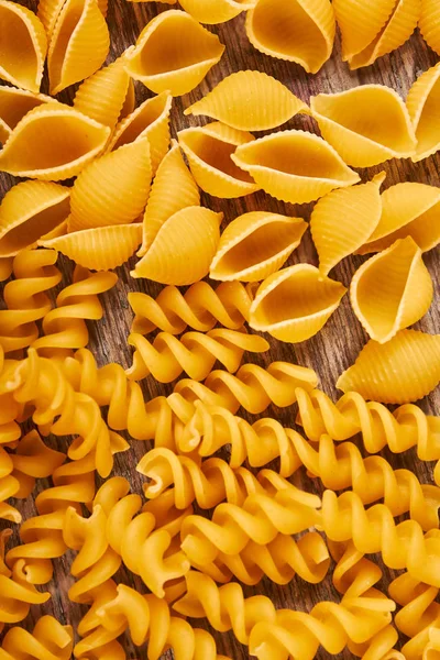 Hintergrund der italienischen Pasta förmige Spirale und Schale. — Stockfoto
