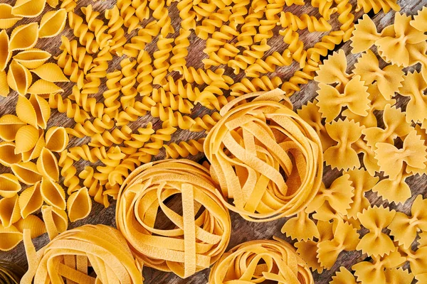 Viele verschiedene italienische Pasta aus Hartweizen. — Stockfoto