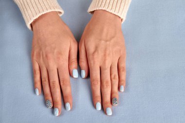 Eller güzel manikür ile Close-up. Nazik manikür f