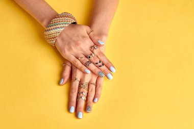 Güzel bakımlı eller oje ile.