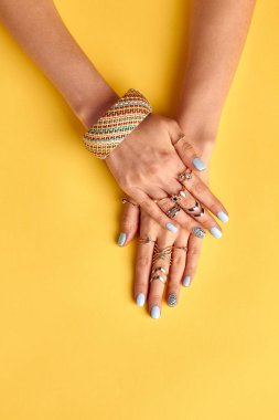 Moda gençlik Mücevherat eller üzerinde.