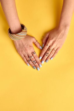 Birçok farklı yüzük ve bilezik eller üzerinde. 