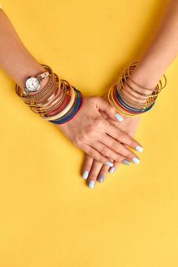 Kadınların elleri üzerinde birçok çok renkli bilezikler. 