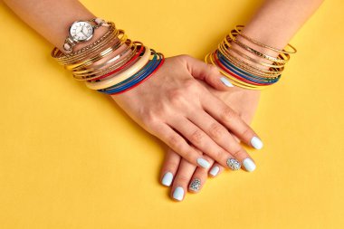 Güzel çok renkli Mücevherat ve bilek seyretmek. 