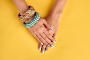 Rhinestones ile hassas mavi manikür. 