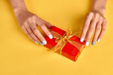 Mavi tırnak sanat manikür kırmızı hediye ile. 