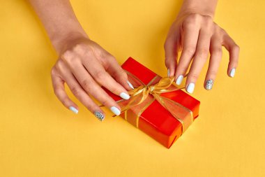 Mavi tırnak manikür kırmızı hediye ile.