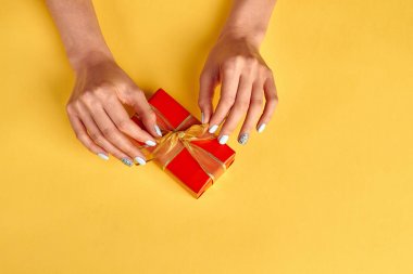 Nazik manikür. Tatil için hazırlık.