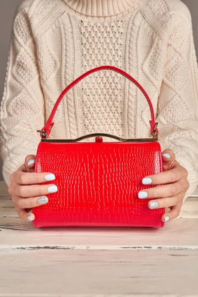 Κομψό κόκκινο κυρία του τσάντα στα γυναικεία χέρια. — Φωτογραφία Αρχείου