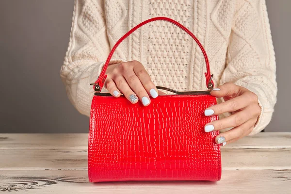 Bolso lacado rojo accesorio femenino brillante . —  Fotos de Stock