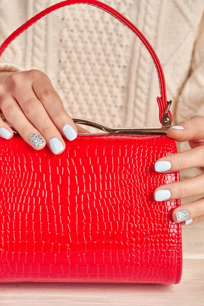 Primer plano del bolso femenino rojo y manicura . —  Fotos de Stock