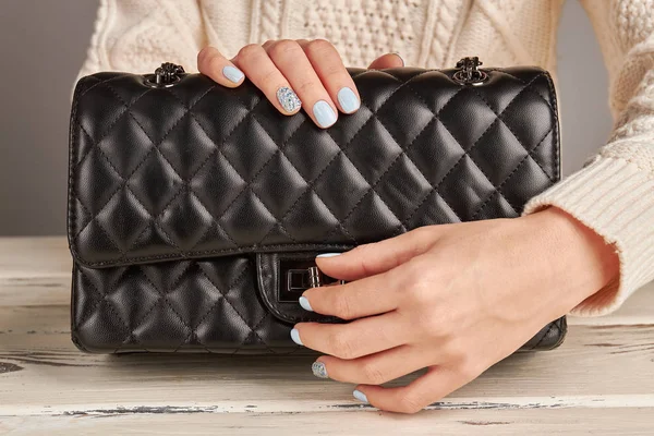 Ragazza con una bella manicure borsa aperta . — Foto Stock