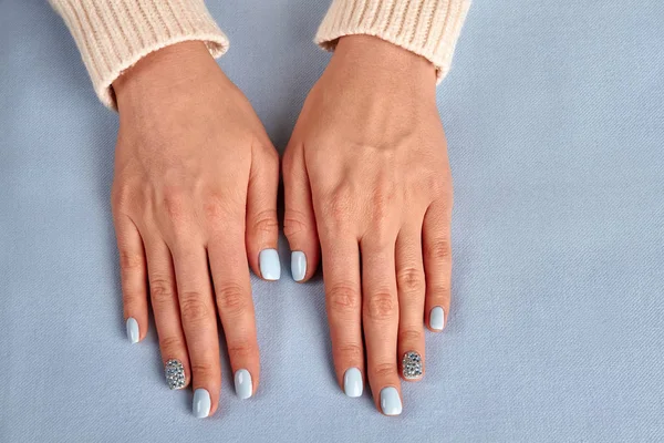 Eller güzel manikür ile Close-up. Nazik manikür f