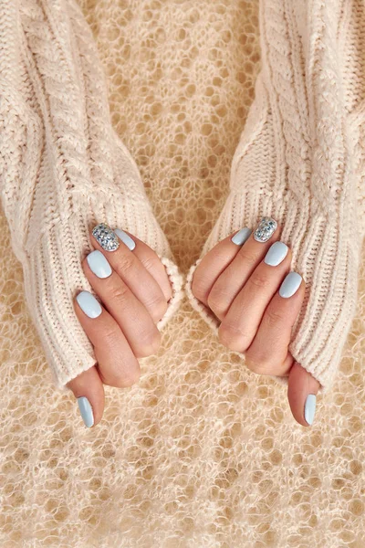 Manicure azul doce bonito . — Fotografia de Stock