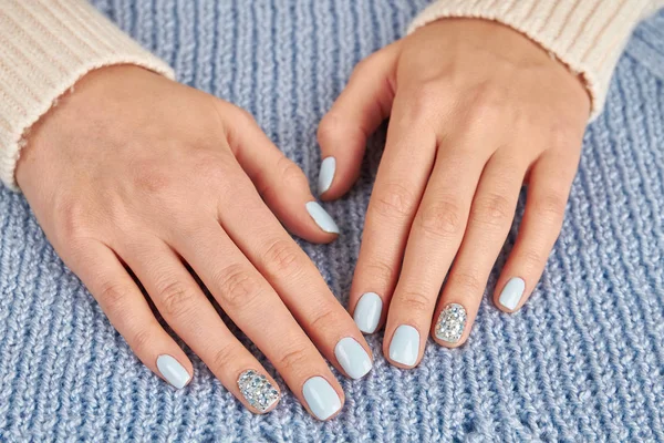 Close-up de manicure feminina em fundo de malha . — Fotografia de Stock