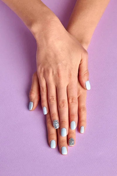 Manicure azul com diamantes . — Fotografia de Stock