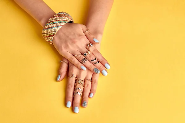 Belle mani femminili ben curate con smalto per unghie . — Foto Stock