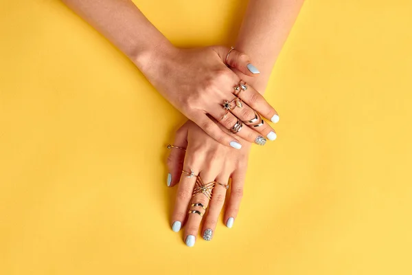 Belle mani bene curate con una manicure . — Foto Stock