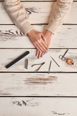 Manikür el kremi ile ayarla. Nazik mavi manikür.