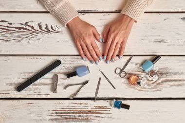 Güzel mavi oje ve aracı ile kadının tırnakları manikürlü