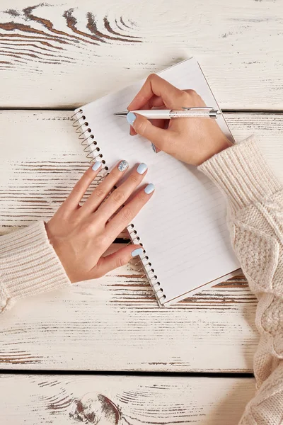 Escrevendo em um caderno com uma espiral. Assinatura em papel . — Fotografia de Stock