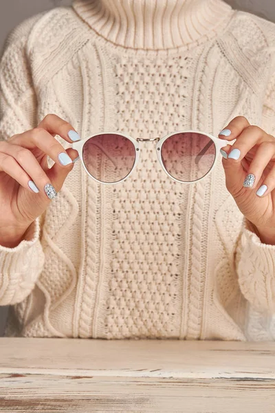 Stylish white sunglasses and beautiful blue manicure. — Stock Photo, Image