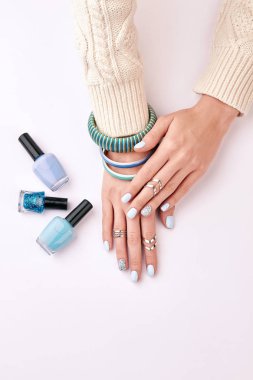 Gümüş Yüzük ve kadınların elleri üzerinde mavi bilezik. 