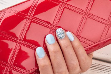 Kırmızı debriyaj ve mavi manikür.