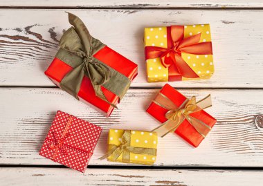 Ahşap arka plan üzerinde birçok güzel parlak hediye. 