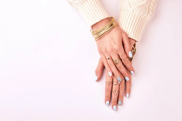 Manos femeninas en anillos y pulseras sobre fondo blanco . — Foto de Stock