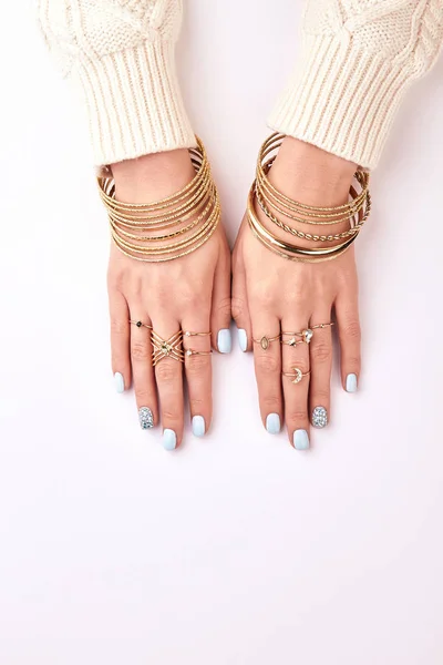 De nombreux bracelets et bagues différents sur les mains . — Photo