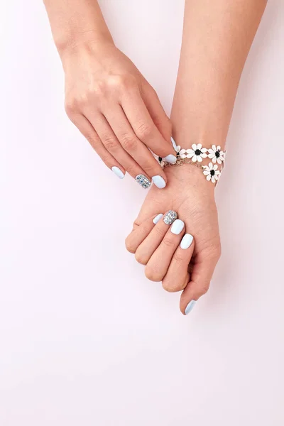 Hermosa manicura. Linda pulsera floral . — Foto de Stock