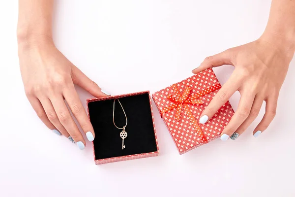 Mãos femininas segurar um presente . — Fotografia de Stock