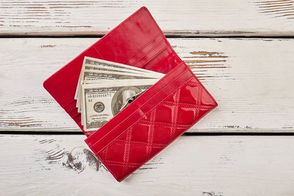 Piros női pénztárca, dollár. — Stock Fotó