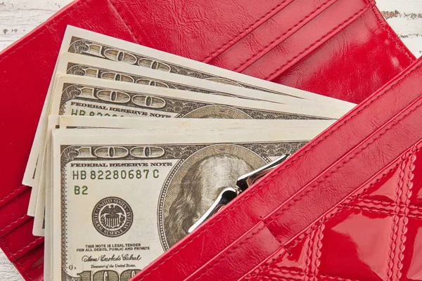 Közeli kép a dollár egy piros női pénztárca. — Stock Fotó