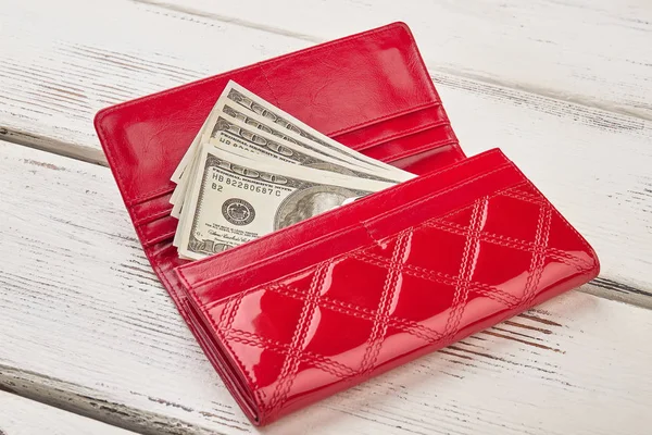 Pénzt a női piros bőr pénztárca. — Stock Fotó