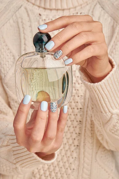 Hermosa botella de vidrio con perfume . —  Fotos de Stock