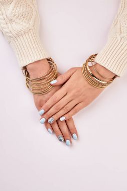 Rhinestones ile mavi manikür.