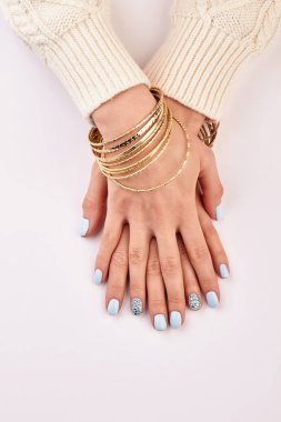 beyaz zemin üzerinde eller.