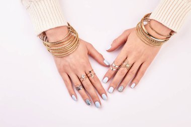 Altın ve gümüş mücevherler.. 