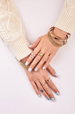Yüzük ile şık manikür.