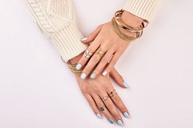 Güzel kadın ile manikür çivi.